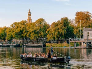 rondvaartboot door grachten groningen